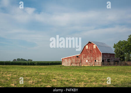 Rustikale alte Rote Scheune auf einem Bauernhof im ländlichen Illinois. Stockfoto