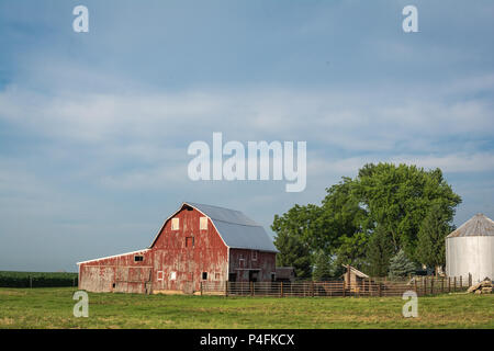 Rustikale alte Rote Scheune auf einem Bauernhof im ländlichen Illinois. Stockfoto