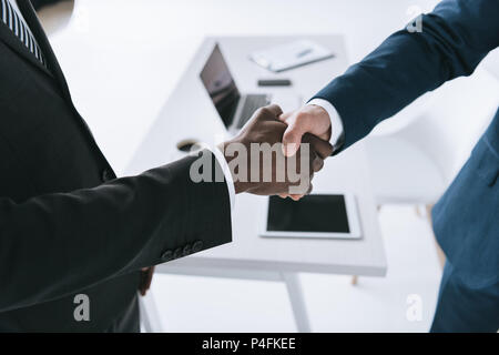 7/8 Schuß des multikulturellen Geschäftsleute Händeschütteln nach dem business meeting Stockfoto