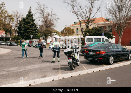 Lissabon, 18. Juni 2018: Der patrol Polizist Neben dem Motorrad schützt die öffentliche Ordnung. Ein Vertreter von Recht und Ordnung Stockfoto