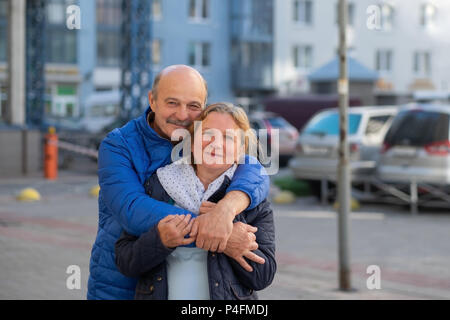 Reifen europäischen Paar auf der Straße bei gutem Wetter im Frühjahr. Liebhaber zusammen Zeit spanding. Stockfoto
