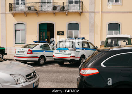 Lissabon, 18. Juni 2018: Patrouille Polizisten und Polizei Autos werden am Eingang der Polizei Station Stockfoto