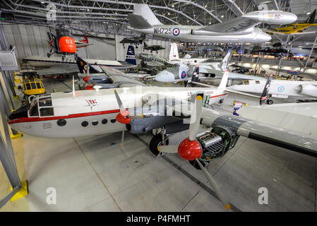 Flugzeuge im Luftraum Super Hangar Imperial War Museum Duxford, Cambs, Großbritannien. Dan Air Avro York G-ANTK. English Electric Canberra hing von der Decke Stockfoto