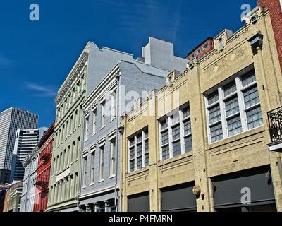 New Orleans, LA USA - Mai 9, 2018 - Alten Französischen Viertel Gebäude mit der CBD im Hintergrund Stockfoto