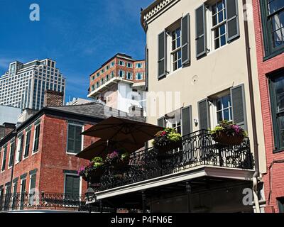 New Orleans, LA USA - Mai 9, 2018 - Alten Französischen Viertel Gebäude mit der CBD im Hintergrund #2 Stockfoto