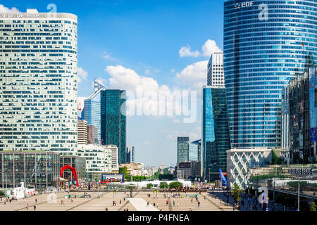 Die seltsame und doch wunderbar: La Défense in Paris, Frankreich, ein Freilichtmuseum. Stockfoto