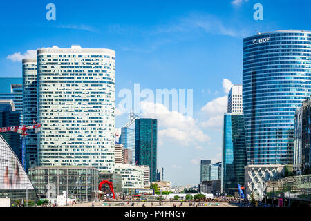 Die seltsame und doch wunderbar: La Défense in Paris, Frankreich, ein Freilichtmuseum. Stockfoto