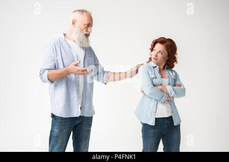 Unzufrieden reifes Paar, isoliert auf weißem Stockfoto