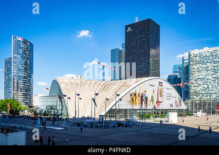 Die seltsame und doch wunderbar: La Défense in Paris, Frankreich, ein Freilichtmuseum. Stockfoto