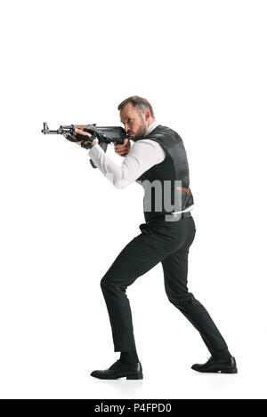 Secret Agent in der Klage, die mit Gewehr isoliert auf weißem Stockfoto