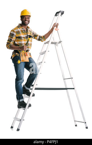 Stattliche Bauarbeiter stehen auf Leiter isoliert auf weißem Stockfoto