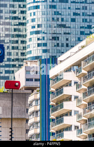 Die seltsame und doch wunderbar: La Défense in Paris, Frankreich, ein Freilichtmuseum. Stockfoto