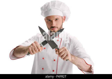 Hübscher junger Koch Messer schleifen isoliert auf weißem Stockfoto