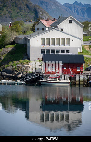 Haus auf der Seite der Fjord an Reine, Lofoten, Norwegen. Stockfoto