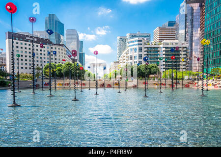 "Le Bassin de Takis" durch die griechischen Künstler Takis ist ein buntes Kunstwerk in einem Wasserspiel in La Defense in Paris, Frankreich Stockfoto