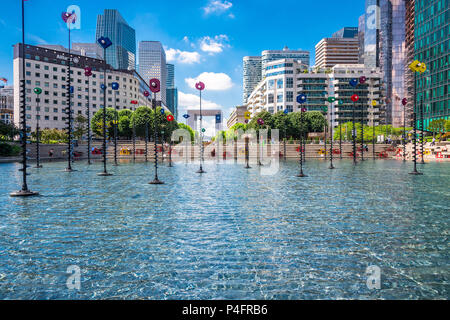 "Le Bassin de Takis" durch die griechischen Künstler Takis ist ein buntes Kunstwerk in einem Wasserspiel in La Defense in Paris, Frankreich Stockfoto