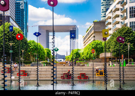 "Le Bassin de Takis" durch die griechischen Künstler Takis ist ein buntes Kunstwerk in einem Wasserspiel in La Defense in Paris, Frankreich Stockfoto