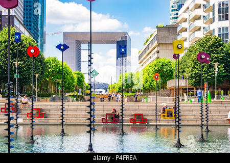 "Le Bassin de Takis" durch die griechischen Künstler Takis ist ein buntes Kunstwerk in einem Wasserspiel in La Defense in Paris, Frankreich Stockfoto