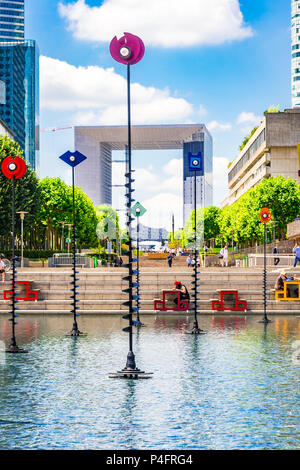 "Le Bassin de Takis" durch die griechischen Künstler Takis ist ein buntes Kunstwerk in einem Wasserspiel in La Defense in Paris, Frankreich Stockfoto