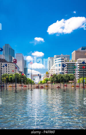 "Le Bassin de Takis" durch die griechischen Künstler Takis ist ein buntes Kunstwerk in einem Wasserspiel in La Defense in Paris, Frankreich Stockfoto