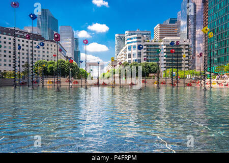 "Le Bassin de Takis" durch die griechischen Künstler Takis ist ein buntes Kunstwerk in einem Wasserspiel in La Defense in Paris, Frankreich Stockfoto