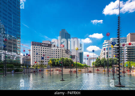 "Le Bassin de Takis" durch die griechischen Künstler Takis ist ein buntes Kunstwerk in einem Wasserspiel in La Defense in Paris, Frankreich Stockfoto