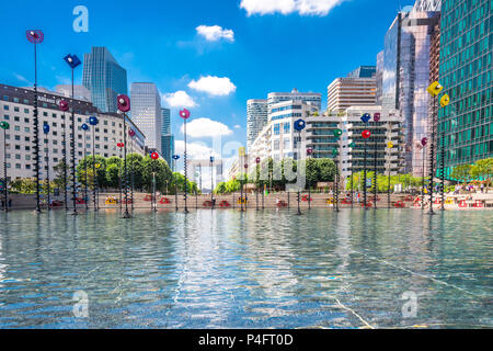 "Le Bassin de Takis" durch die griechischen Künstler Takis ist ein buntes Kunstwerk in einem Wasserspiel in La Defense in Paris, Frankreich Stockfoto