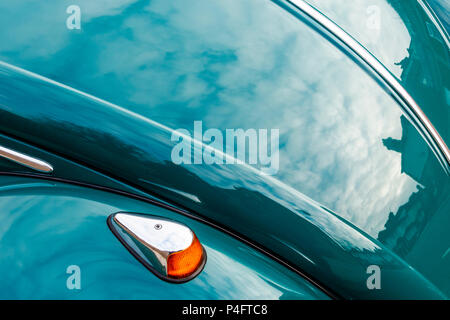 Close-up von Reflexionen in der polierten blau grün Lackierung eines klassischen Volkswagen Beetle Auto Stockfoto