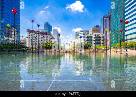 "Le Bassin de Takis" durch die griechischen Künstler Takis ist ein buntes Kunstwerk in einem Wasserspiel in La Defense in Paris, Frankreich Stockfoto