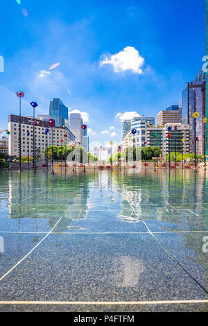 "Le Bassin de Takis" durch die griechischen Künstler Takis ist ein buntes Kunstwerk in einem Wasserspiel in La Defense in Paris, Frankreich Stockfoto