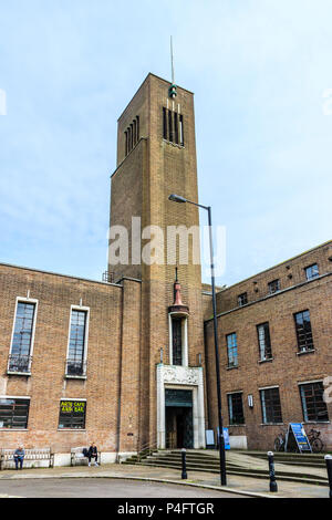 Hornsey Rathaus, im modernistischen Stil von Reginald Uren und 1935 erbaut, beherbergt heute und Art Center, Crouch End, London, UK Stockfoto