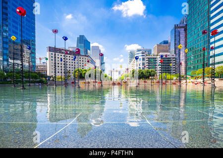 "Le Bassin de Takis" durch die griechischen Künstler Takis ist ein buntes Kunstwerk in einem Wasserspiel in La Defense in Paris, Frankreich Stockfoto