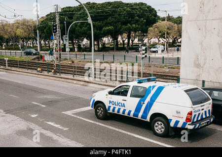 Lissabon, 18. Juni 2018: ein Polizei Auto Fahren auf der Straße der Stadt. Schutz der öffentlichen Ordnung Stockfoto