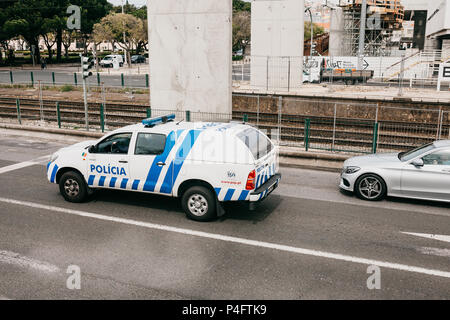 Lissabon, 18. Juni 2018: ein Polizei Auto Fahren auf der Straße der Stadt. Schutz der öffentlichen Ordnung Stockfoto