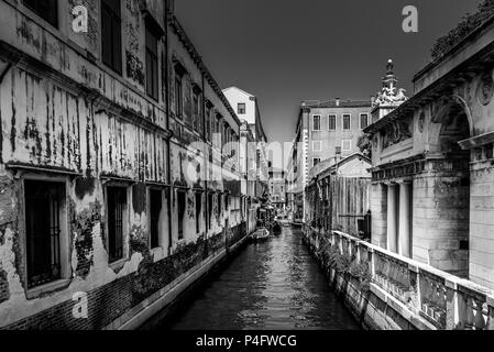 Venedig, Italien. Einige Straßen schauen traurig. Schwarz und Weiß Stockfoto