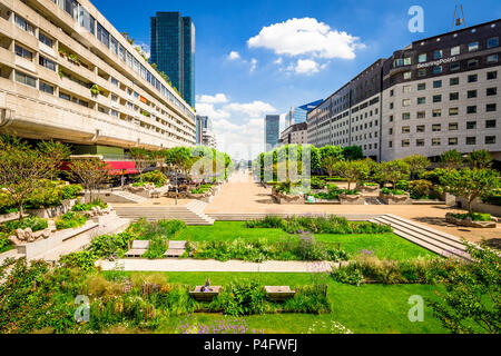 Die seltsame und doch wunderbar: La Défense in Paris, Frankreich, ein Freilichtmuseum. Stockfoto