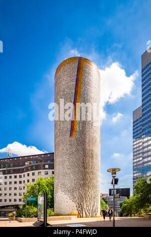 Die seltsame und doch wunderbar: La Défense in Paris, Frankreich, ein Freilichtmuseum. Stockfoto