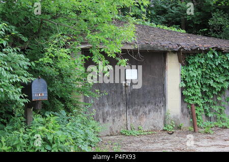 Malerische garage und Tür entlang Bluff Road und den Illinois und Michigan Kanal im historischen Lemont, Illinois. Stockfoto