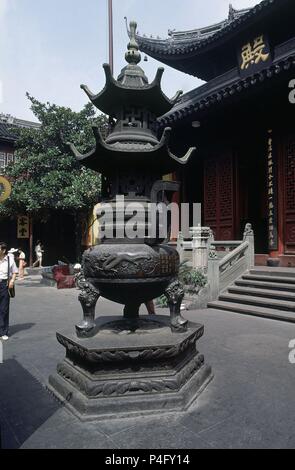 Exterieur - FACHADA DEL TEMPLO-1881 - PEBETERO DE Bronze. Lage: Templo del BUDA DE JADE (YUFO SI), Shanghai. Stockfoto