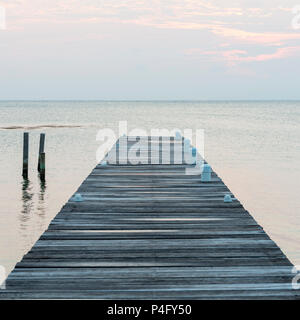 Dämmerung auf einem Holzsteg Stretching in den Stillen Ozean Stockfoto