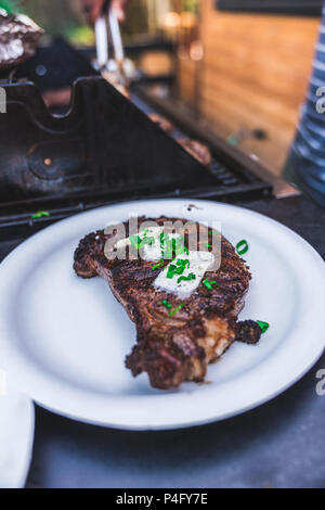 Zubereitetes Steak mit Rosmarin Butter und Schnittlauch Stockfoto