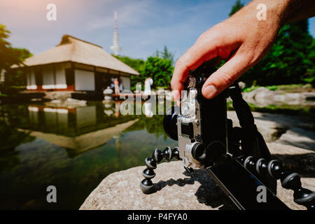 Foto männliche Hand Handhabung einer alten Vintage Kamera auf Stativ