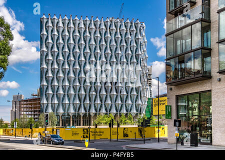 Die neue US-Botschaft in London, die "schmerzt" an der Außenseite des Gebäudes, das der Sonne, in neun Ulmen, London SW 11 Fangen Stockfoto