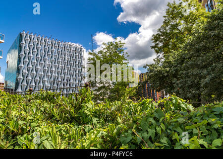 Die neue US-Botschaft in London, die "schmerzt" an der Außenseite des Gebäudes, das der Sonne, in neun Ulmen, London SW 11 Fangen Stockfoto