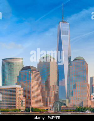 Das One World Trade Center, vom Hudson River aus gesehen unter anderem riesige Wolkenkratzer in der Unteren Mahattan, New York City gelegen Stockfoto