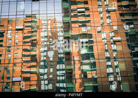 Textur und Farbe Bild von Detail von Reflexionen auf Glas verkleideten Wolkenkratzer in Manhattan, New York City Stockfoto