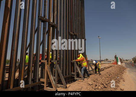 Eine neue größere Zaun errichtet wird entlang der US-mexikanischen Grenze bei Calexico, oder Mexicali in Mexiko. Trump hat eine Wand über die gesamte Länge der Grenze zugesagt. Stockfoto