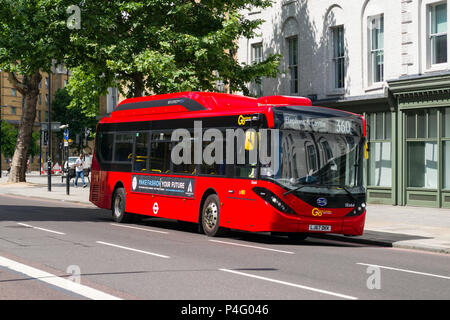 Eine einzige Decker roten Bus auf einer Straße in London, Großbritannien Stockfoto