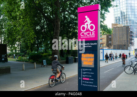 Der CS6cycle Superhighways in Blackfriars mit Radfahrern entlang reiten es, London, UK Stockfoto