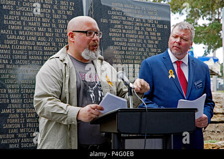 Emporia Kansas, USA. 21 Juni, 2018. Michael D. Connell Bruder Aaron Feis Lehrer und Trainer, die an majory Stoneman Douglas High in Parkland, Florida getötet wurde eulogizes seinen Bruder während der Re-decication Zeremonie an der Nationalen gefallenen Pädagogen Gedenkstätte. Zu seiner Rechten ist Darryl Johnson nationalen Lehrer Hall of Fame 2013. Credit: Mark Reinstein/Medien Punch/Alamy leben Nachrichten Stockfoto